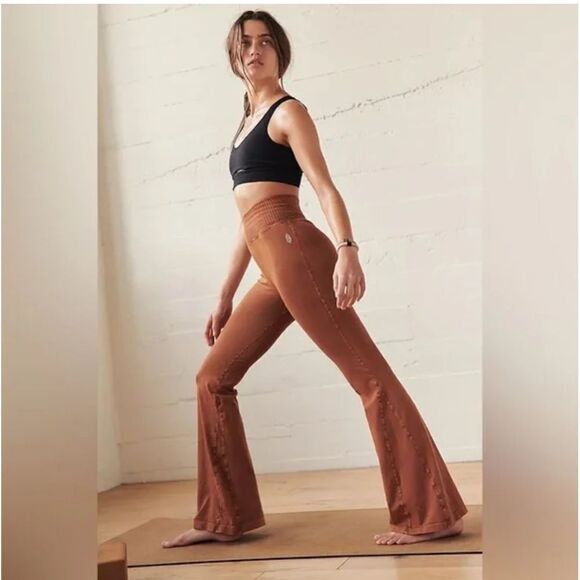 NWT XS/S Free People Good Karma Flare Leggings in toasted coconut - Picture 1 of 3